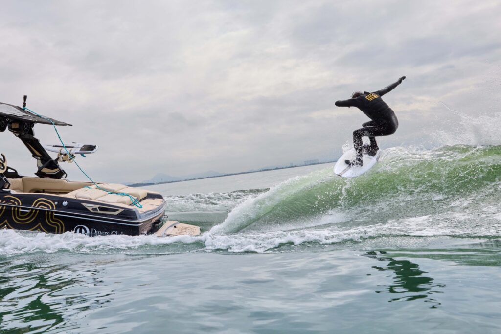 男性がサーフィンをしている