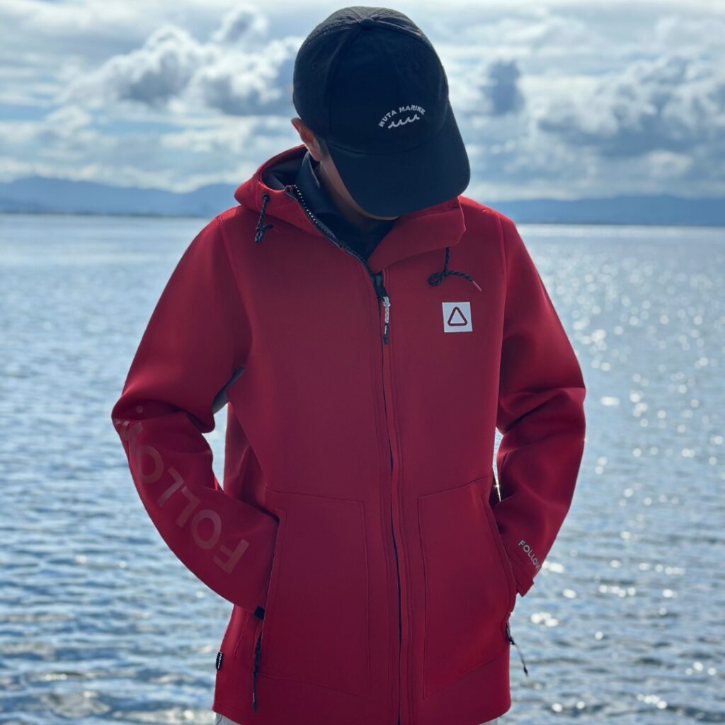 赤いボートコートを着た男性