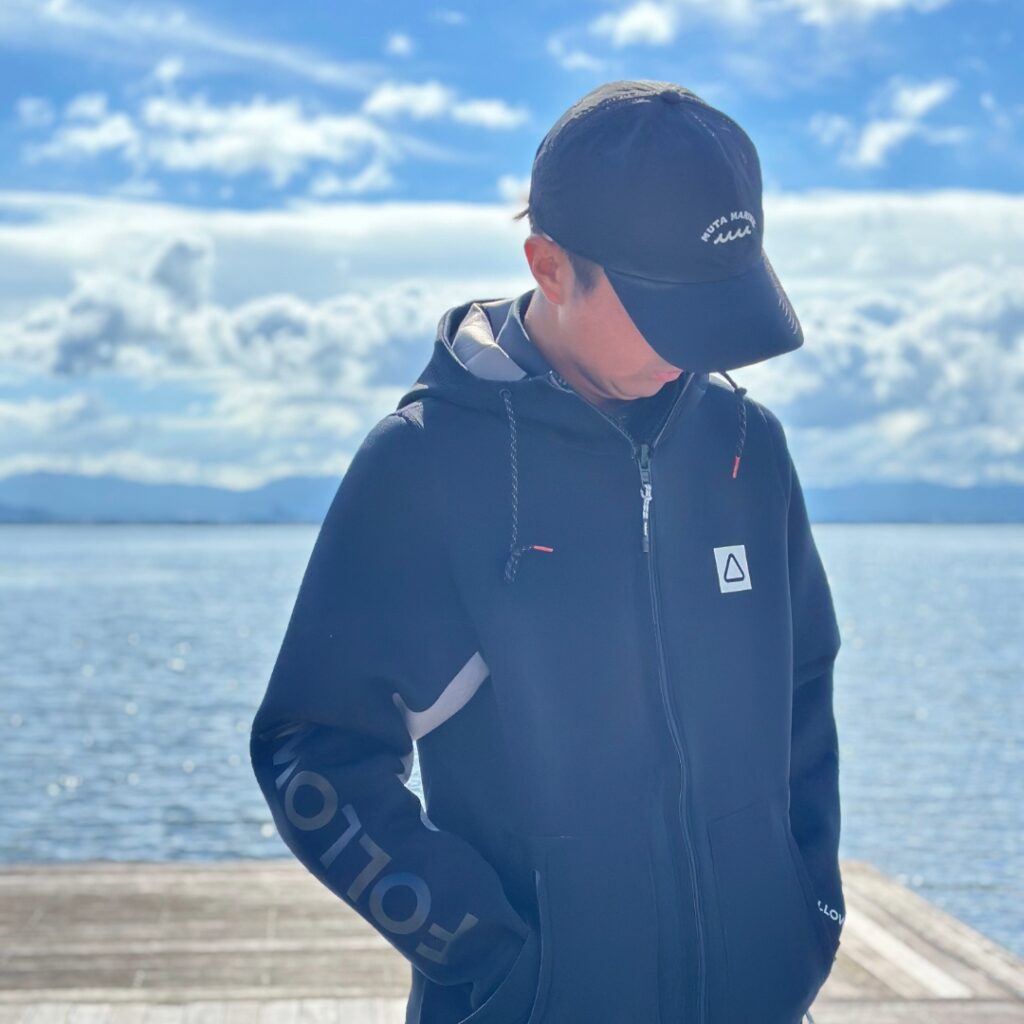 黒いボートコートを着た男性