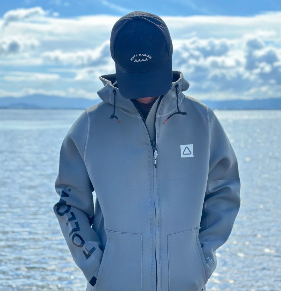 グレーのボートコートを着た男性