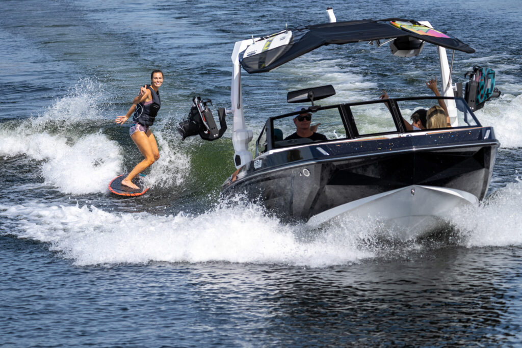 ウェイクサーフィンをしている人