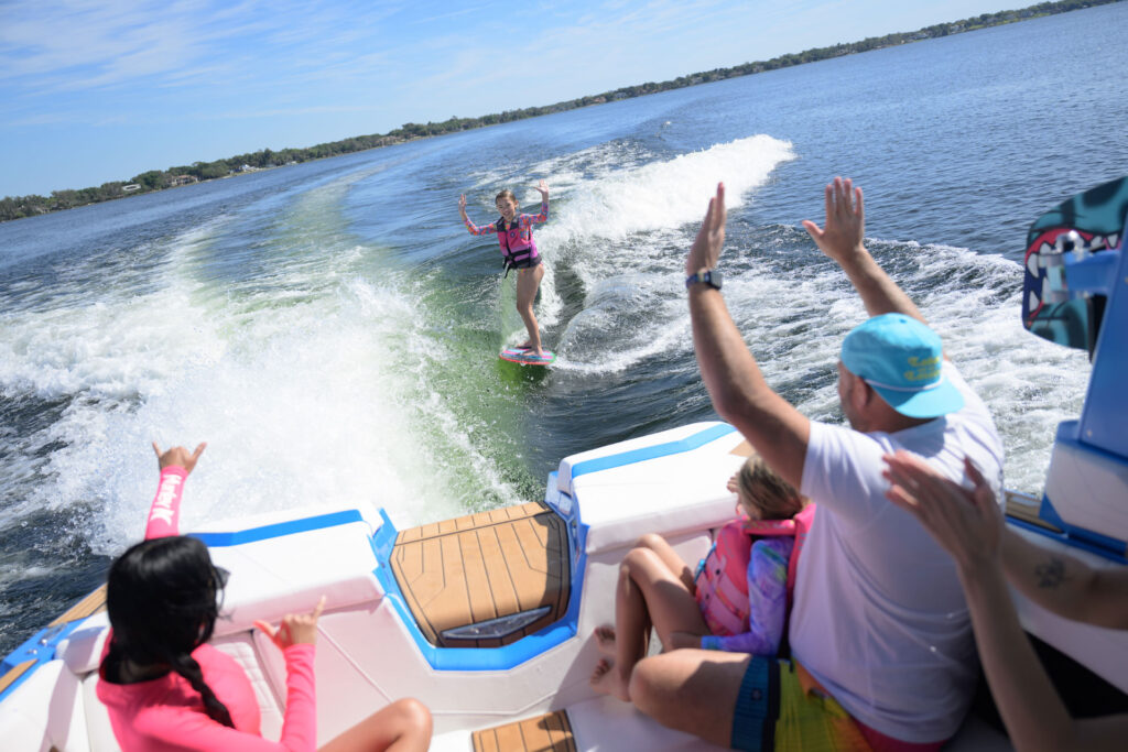 女性がウェイクサーフィンをしている様子