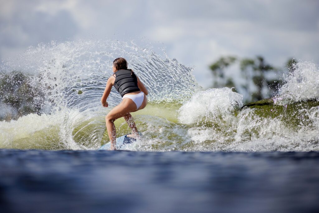 ウェイクサーフィンをする女性
