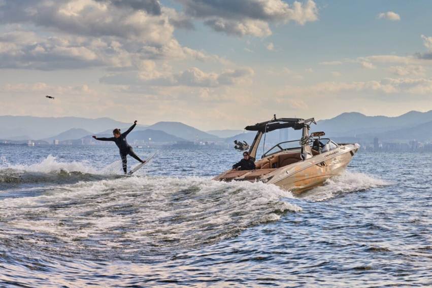 ウェイクサーフィンをしている様子