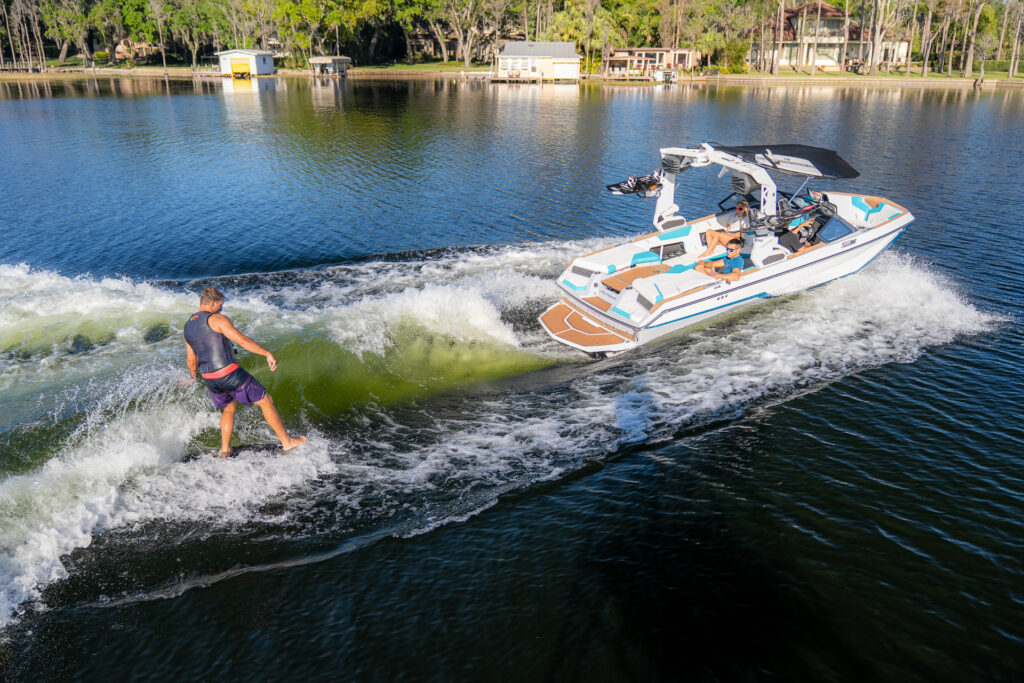 男性がウェイクサーフィンをしている様子