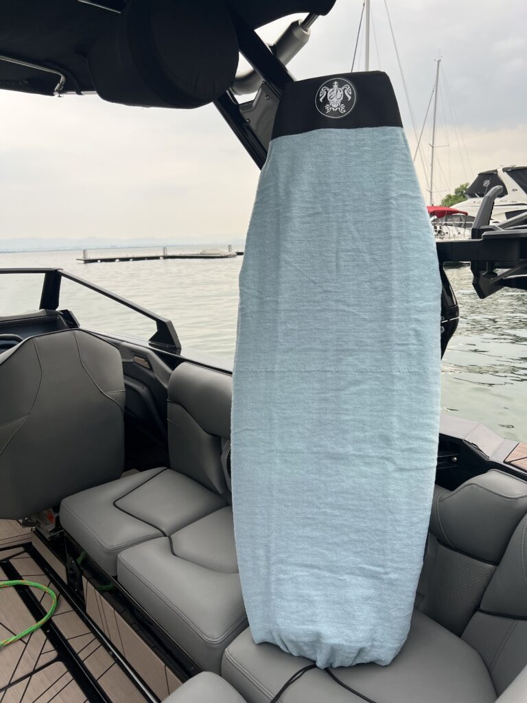 ボードソックスを装着したウェイクサーフボード